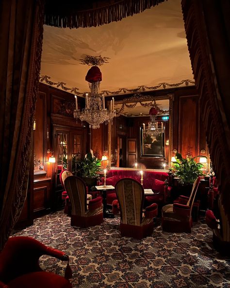 Hotel Costes Paris, Old Money Aesthetics, Old Money Aesthetic Outfit, Hotel Foyer, Old Money Nails, Old Money House, Hotel Costes, Outfit Old Money, Money Aesthetics