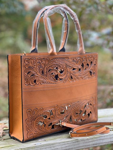 Tooled Leather Handbags, Leather Handbags Handmade, Tooled Leather Purse, How To Make Purses, Hot Bags, Brown Leather Totes, Large Leather Tote, Hand Tooled Leather, Unique Bags