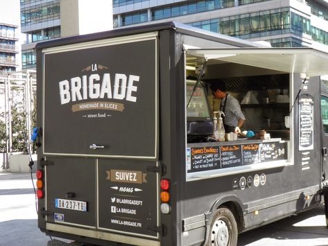 Parisian touch: La Brigade, le food-truck des amateurs de viande Americana Food, Bbq Smoker Trailer, Coffee Food Truck, Mobile Restaurant, Food Vans, Mobile Coffee Shop, Vehicle Signage, Mobile Food Cart, Food Business Ideas