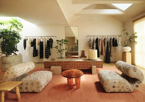 Kelly Wearstler Interiors - Retail Store Design: The Ulla Johnson flagship store in West Hollywood exudes boho design. The space features an area rug in pink, a coffee table in the center of the room, accent chairs, and boutique store displays. Tap the pin to explore more of this store design and to see other ideas for a boutique interior. #RetailDesign #BohemianLivingRoom #ClothingStores Fashion Studio Interior, Fashion Retail Interior, Kelly Wearstler Interiors, Design Studio Workspace, Retail Space Design, Warehouse Design, American Interior, Cottage Renovation, Carlo Scarpa