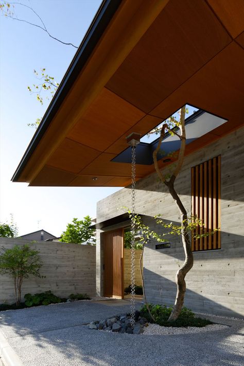 14 Modern Homes That Use Rain Chains To Divert Water // Multiple chains hang from this roof and guide water into small garden keeping the plants well watered. Japanese House Architecture, Flat Roof Design, Japanese Modern House, Rain Chain, Renovation Design, Water Retention, Japanese Architecture, Architect House, Flat Roof