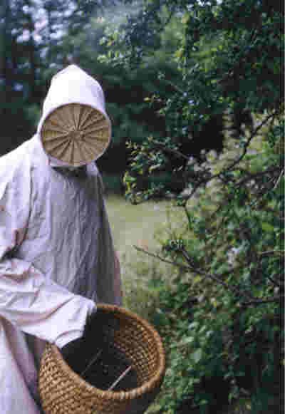 Copy of a 17th century beekeeper outfit Beekeeper Outfit, Beekeeping Suit, Bee Skep, Bee Farm, Bee Keeper, Vintage Bee, Bee Inspired, Golden Honey, Bee Art