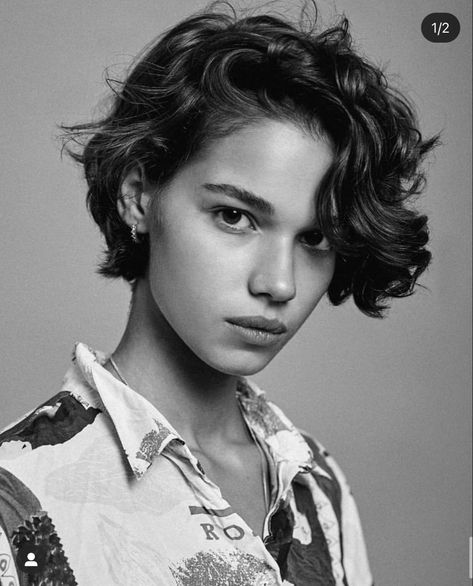 Mathilda Gvarliani, Short Curly Haircuts, Hair Inspiration Short, Short Wavy Hair, Penteado Cabelo Curto, Short Wavy, Hair Reference, Short Hair Haircuts, Curly Hair Cuts