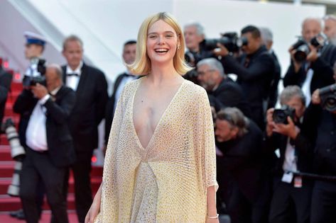 Cannes, France. 25th May, 2024. Elle Fanning attends the Red Carpet of the closing ceremony at the 77th annual Cannes Film Festival at Palais des Festivals on Saturday, May 25, 2024 in Cannes, France. Photo by Rocco Spaziani/UPI Credit: UPI/Alamy Live News 25 May, Live News, Elle Fanning, Cannes Film Festival, Cannes, Film Festival, Red Carpet, Fan, Festival