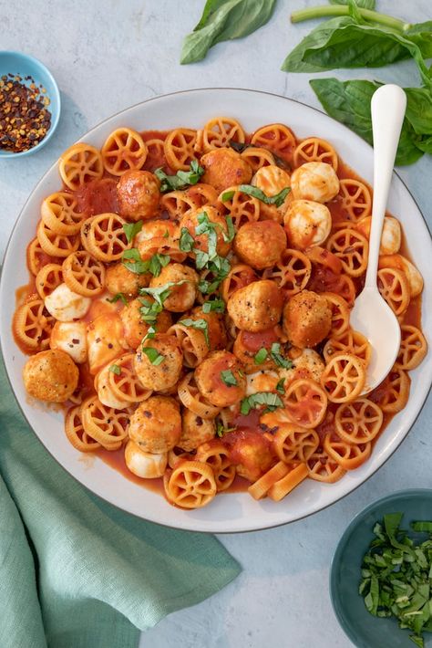 Chicken Meatballs with Mini Wheel Pasta - Weelicious School Lunches For Kids, Hot School Lunch, Wagon Wheel Pasta, Lunches For Kids, Pumpkin Crockpot, Kids Thermos, Roasted Vegetable Pasta, Kid Meals, Veggie Chili