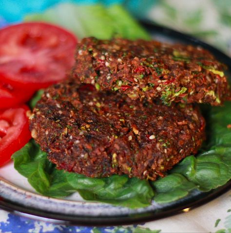 Raw Vegan Burger Recipe, Vegan Burger Patties, Raw Vegan Dinners, Raw Sushi, Vegan Burger Recipe, Vegan Sushi, Vegan Burger, Raw Diet, Vegan Burgers