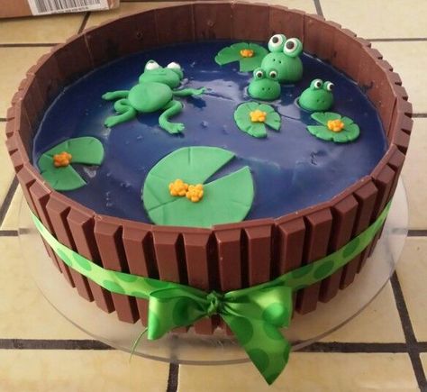 Easy Frog Cake, Froggy Cake, Cake Minimal, Pond Cake, Super Bowl Food Easy, Frog Birthday Party, Frog Cake, Lego Birthday Cake, Novelty Birthday Cakes