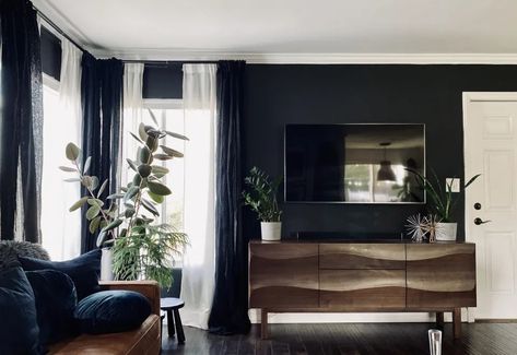 Living Room Walls Ideas, Black Living Room Walls, Room Walls Ideas, Black Living Rooms, Moody Luxe, Black Walls Living Room, Black Painted Walls, Painted Bookshelves, Walls Ideas