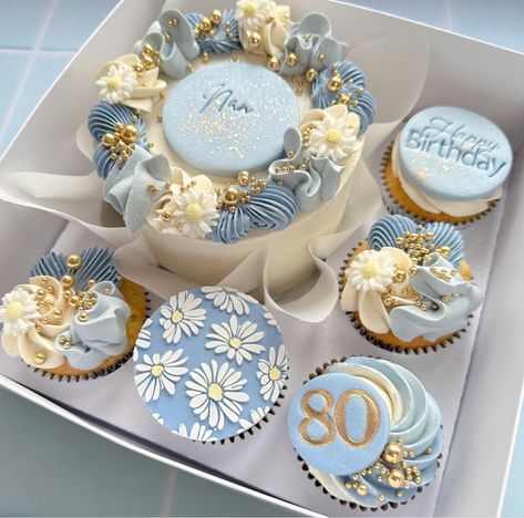 Blue And White Cupcakes, Easy Cupcakes Decoration, Mini Torte, Cupcake Decorating Tips, Buttercream Cake Decorating, Cupcake Cake Designs, White Cupcakes, Gourmet Cupcakes, Cake And Cupcakes