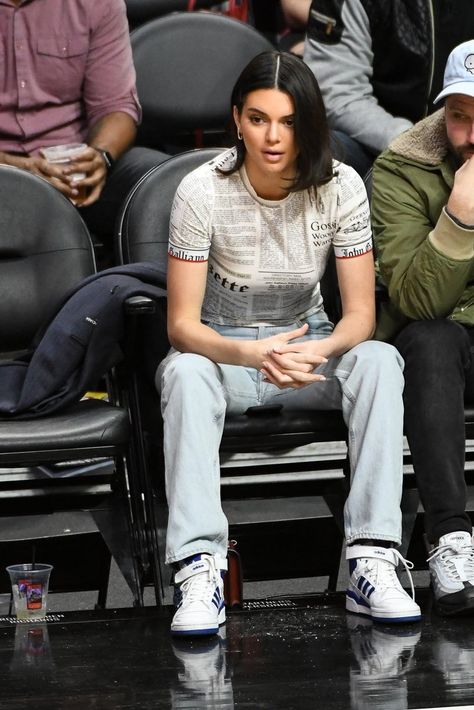 Kendall Jenner's Adidas Sneakers at Basketball Game | POPSUGAR Fashion Photo 2 Kendall Jenner Adidas, Ball Game Outfit, Outfit Women Casual, Kendall Ve Kylie, Style Kendall Jenner, Basketball Game Outfit, Kendall Jenner Photos, Nba Outfit, Kendall Style