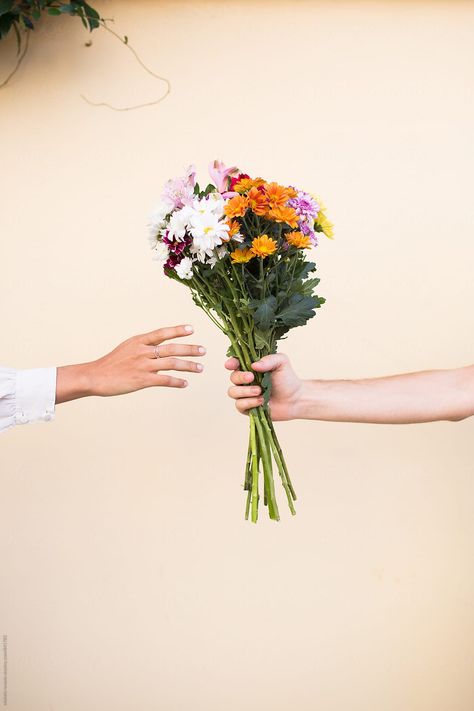 Hand Holding Flower Reference, Rose Flowers Drawing, Flower Reference, Hands Holding Flowers, Flower Boquet, Creative Advertising Photography, Bouquet Photography, Giving Flowers, Flower Photoshoot