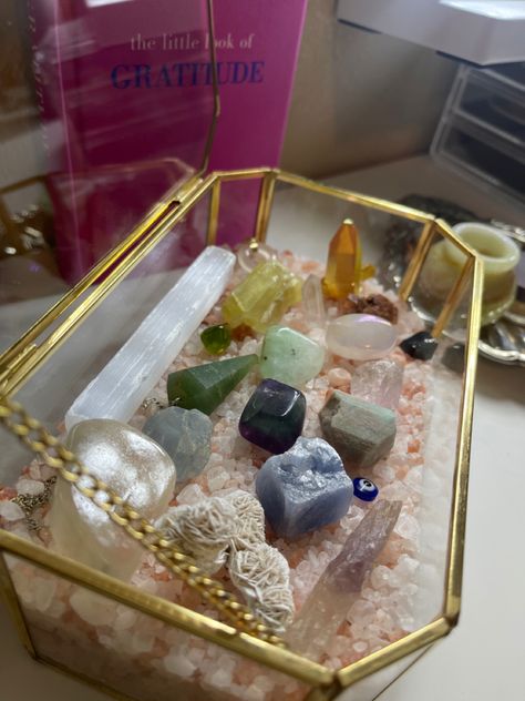 Glass Crystal Display Ideas, Crystal Home Display Ideas, Displaying Crystals And Stones, Display For Crystals, Crystal Tray Display, Crystal Shelf Ideas, Crystal Booth Display, Crystals Display Ideas, Crystal Collection Display Ideas