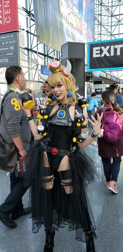 Ryuu Lavitz - Bowsette - Cosplay - Super Mario Bros. Goth Princess Peach, Boosette Cosplay, Bowser Costume, Princess Peach Cosplay, Mario Cosplay, Peach Cosplay, Group Cosplay, Goth Princess, Gothic Princess