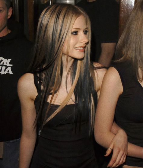 Avril Lavigne 2004, Avril Levigne, Avril Lavingne, Avril Lavigne Photos, Avril Lavigne Style, Punk Princess, Black And Blonde, Avril Lavigne, Dyed Hair