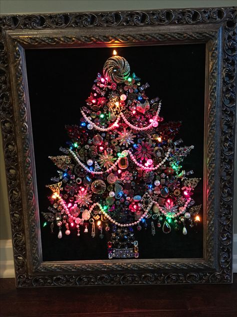 Lighted jewelry Christmas tree made from old jewelry. Jewelry Tree Craft, Old Jewelry Crafts, Costume Jewelry Crafts, Jeweled Christmas Trees, Vintage Jewelry Ideas, Vintage Jewelry Repurposed, Jeweled Christmas, Jewelry Christmas Tree, Christmas Decorations For Kids