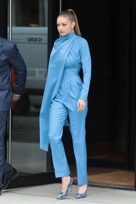 Celebrities in Monochromatic Outfits [PHOTOS] – Footwear News Mode Monochrome, بريانكا شوبرا, Gigi Style, Gigi Hadid Outfits, Monochromatic Fashion, Gigi Hadid Style, Celebrity Style Icons, Monochromatic Outfit, Red Carpet Outfits