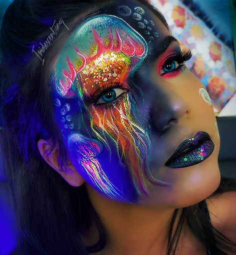 Underwater Face Painting, Jelly Fish Face Painting, Squid Makeup, Jelly Fish Makeup, Jellyfish Emoji, Jellyfish Makeup, Damaged Soul, Art References People, Glowing Jellyfish