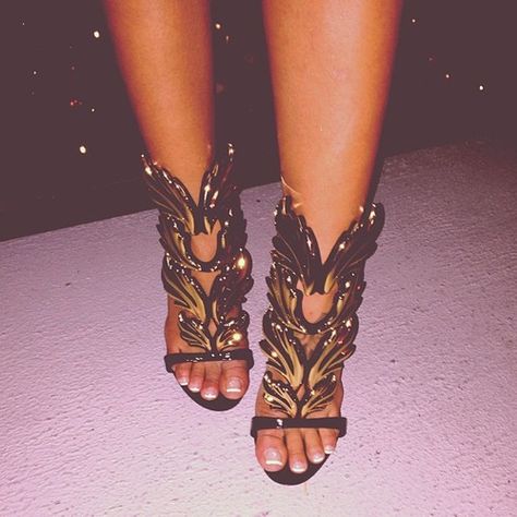 Image via We Heart It https://weheartit.com/entry/135440595 #gold #heels Black And Gold Heels, Zanotti Heels, Giuseppe Zanotti Heels, Walk In My Shoes, Gold Heels, Pretty Shoes, Dream Shoes, Shoe Obsession, Shoe Lover