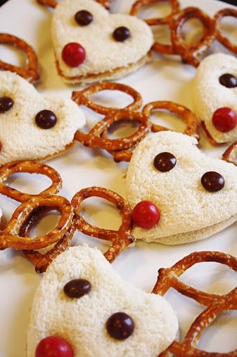 And Everything Sweet: Reindeer Party or just snack time....  starts with a PB reindeer sandwich Reindeer Party, Holiday Party Treats, Christmas Party Snacks, Kids Party Snacks, Kids Christmas Party, Holiday Snacks, Christmas Party Food, Christmas Snacks, Christmas Goodies