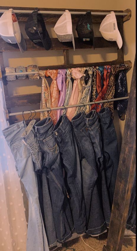 Western Closet Organization, Simple Western Room Ideas Bedrooms, Jean Holder Closet, Hanging Belts Ideas, Western Boho Room Decor, Vaquera Room, Western Room Diy, Western Dressers, Western Aesthetic Room