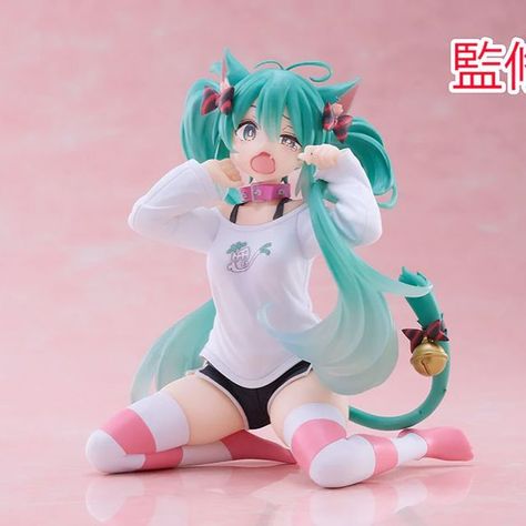 Otaku Owlet Anime Merch on Instagram: "(Pre-Order) Hatsune Miku - Desktop Cute Prize Figure  ⭐️Pre-order now available with us⭐️  Manufacturer Release date: 10/2024 Estimated U.S in-stock date: 03/2025 Pre-order Deadline: 5/12/2024  PRODUCT INFORMATION Manufacturer:  Taito Materials: ABS, PVC Size: H=130mm (5.07in) . . . . . #hatsunemiku #mikuhatsune #mikumiku #nekogirl #animefigure #prizefigure #taito" Cute Figures Anime, Miku Figure Aesthetic, Anime Figure Poses, Cute Anime Figures, Miku Figurines Icon, Miku Merch, Miku Figure Collection, Hatsune Miku Mini Figurines, God Eater 2