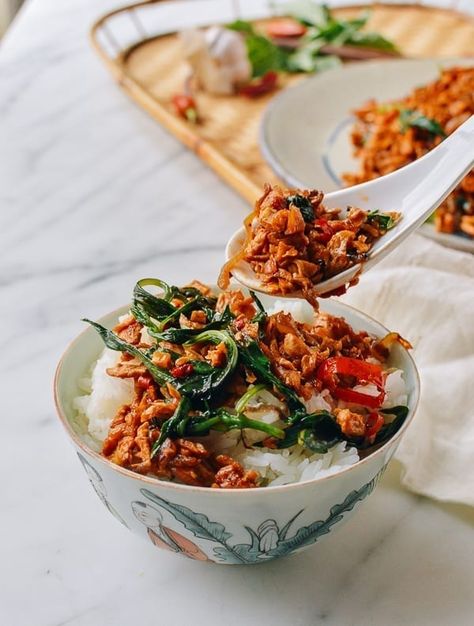 This Vegan Pad Krapow, based on our Reader-Favorite recipe for Thai basil chicken, is a quick, tasty, and satisfying plant-based meal & takes just 10 mins! Pad Krapow, Seitan Chicken, Vegetarian Asian, Thai Basil Chicken, Woks Of Life, The Woks Of Life, Veggie Meals, Vegan Asian, Basil Chicken