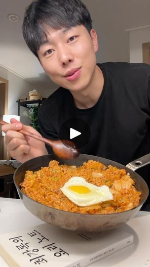 Kimchi Fried Rice Recipe, Kimchi Bokkeumbap, Kimchi Rice, Kimchi Fried Rice, Korean Recipes, Fried Rice Recipe, Rice Recipe, Sesame Oil, Polenta