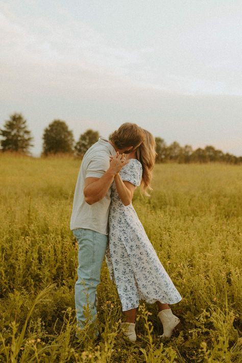 Country Couple Pictures, Engagement Picture Outfits, Cute Engagement Photos, Couple Engagement Pictures, Country Couples, Outdoor Couple, Anniversary Pictures, Couples Outfit, Couple Picture Poses