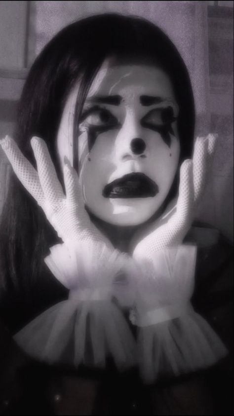 Alt Costumes Halloween, Black And White Face Paint Ideas, Traditional Clown Makeup, Clown Makeup Black And White, Mime Aesthetic, Scary Poses Reference, Creepy Halloween Costumes Women, Goth Clown Outfit, Black Clown Makeup