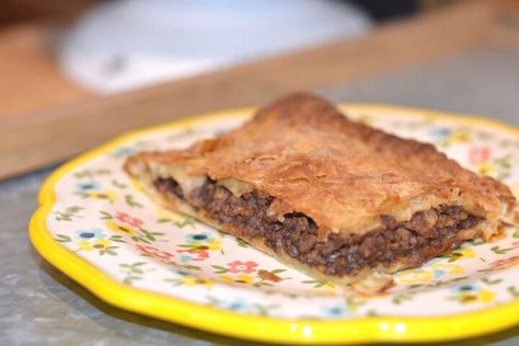 This delicious simple ground beef puff pastry recipe is perfect for a weeknight dinner or special occasions. It comes out perfect every time and it couldn Beef Pastry, Recipes Puff Pastry, Microwave Cakes, Flavorful Meatballs, Craving Cake, Puff Pastry Pockets, Recipe With Ground Beef, Food Specials, Puff Pastry Recipe