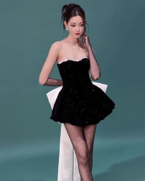 Black dress with a white bow – elegance and chic in one. How do you like it? 🌟🖤🤍✨ #Style #Fashion #Elegance Elegant Black Dress Outfit, Black Dress With Bow In The Back, Black And White Dress Aesthetic, Sweet 17 Dress, Black Dress With White Bow, Birthday Black Dress, Dresses Aesthetic Vintage, Elegant Outfit Black, Short Black And White Dress