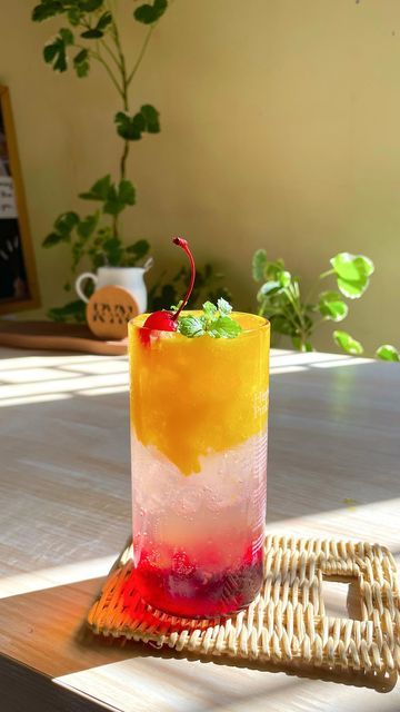 aryn’s homecafè on Instagram: "The tropical flavors of mango with a hint of lime create a refreshing and delicious drink for your sunny day 🍹☀️
Enjoy!
〰️
Mango Sunset Delight
•—•
200gr mango chuck
fresh lime juice
20ml grenadine syrup
soda water
〰️
〰️" Grenadine Syrup, Soda Water, Juice Drinks, Fresh Lime, Fresh Lime Juice, Sunny Day, Lime Juice, Yummy Drinks, Sunny Days