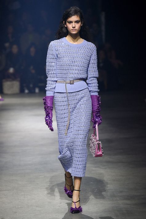 Kenzo Fall 2018 Ready-to-Wear Collection - Vogue Knitting Gloves, Monochrome Fashion, Knitwear Fashion, Fashion 2018, Fashion Show Collection, Fall 2018, Knit Fashion, Mode Inspiration, Summer 2019