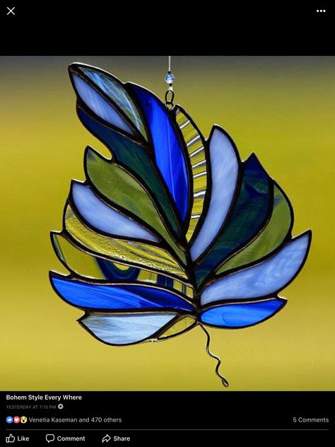 Stained Glass Leaves, Leaf Suncatcher, Stained Glass Blue, L'art Du Vitrail, Leaf Ornament, Glass Suncatchers, Stained Glass Ornaments, Stained Glass Suncatchers, Glass Diy