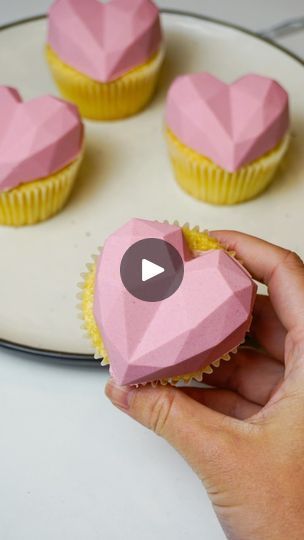 Easy Cupcake Decorating, Easy Cupcakes Decoration, Buttercream Techniques, Valentines Baking, Cupcake Decorating Tips, Baking Hacks, Benson Boone, Cake Hacks, Dessert Bar Wedding