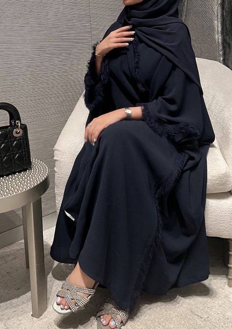 Black Abaya Aesthetic, Black Abaya Outfit, Abaya Pics, Abaya Style Dubai, Abaya Photography, Hijabi Dubai, Abaya Girl, Khaleeji Abaya, Black Abaya Designs