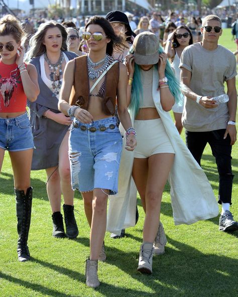 @coachella 2.0 starts tomorrow so it’s only fitting we reminisce with a lil’ #TBT of some of the most iconic coachella looks from our favorite Baes. Which look is your favorite or which did we miss? 👀 Photo: Getty Images Ep Outfits, Coachella Celebrities, Coachella Fits, Coachella Looks, Campaign Ideas, Coachella Outfit, Summer Style, Getty Images, Free People