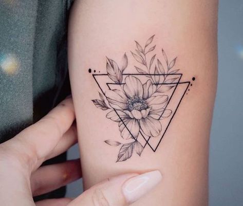 49 styles de tatouages pour femme pour vous inspirer Geometric Flower Tattoo, Lotus Flower Tattoo Design, Favorite Tattoos, Tattoo Thoughts, Triangle Tattoos, Forearm Tattoo Design, Forearm Tattoo Women, Lotus Tattoo, Discreet Tattoos