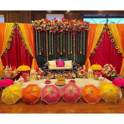 Jaggo Ceremony Decorations, Mehndi Decoration Ideas Backdrops, Mehendi Ceremony Decor, Mehendi Night Decoration, Indoor Mehendi Decor Ideas, Mehandi Stage Decoration, Kirtan Decoration, Mehndi Event Decoration, Mehendi Stage Decoration