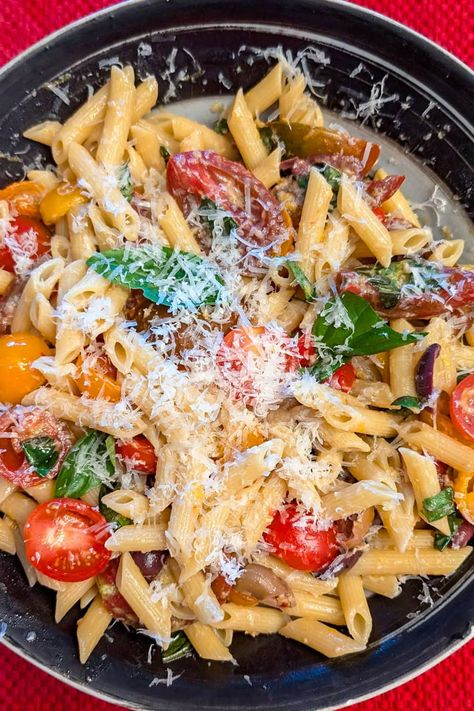 Fresh tomato basil pasta is a beautiful blend of sweet summer-ripe fresh tomatoes, lemon-basil zing, salty olives, capers and Parmesan. Tomato Basil Cream Pasta, Lemon Basil Pasta, Pasta With Lemon, Tomato Basil Pasta, Cream Pasta, Basil Pasta, Lemon Basil, Lemon Pasta, Italian Kitchen