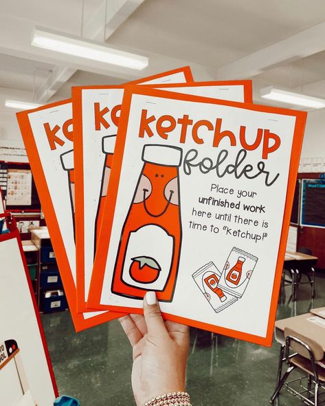 Classroom Themes For 3rd Grade, Kindergarten Must Haves, Ketchup Folder, First Year Teacher Must Haves, Teacher Organization Ideas, Future Educator, Folder Ideas, Teacher Aide, Teaching Classroom Decor