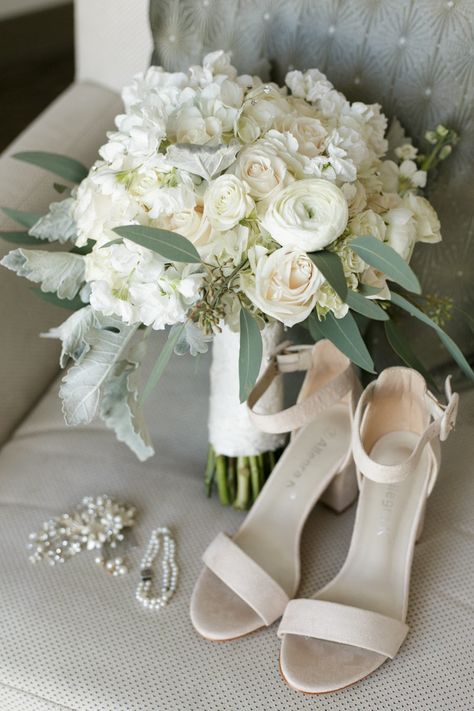 Wedding Shoes And Bouquet Photo, White And Blush Bridal Bouquet, خواتم خطوبة, Blush Bridal Bouquet, Rustic Modern Wedding, Details Photography, Wedding Details Photography, Rustic Wedding Flowers, Wedding Picture Poses