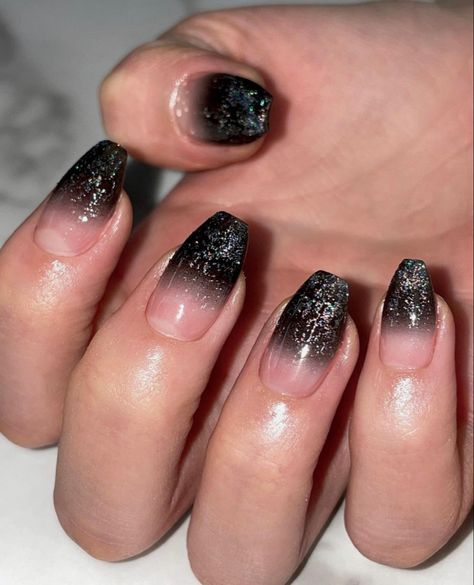 Black glitter ombre nude shimmer Black Glitter Gradient Nails, Black Nails Ideas Glitter, Ombre French Tips, Black Ombre Nails, Black French Tips, Sns Nails, Ombre Nails Glitter, Dip Nails, Black Ombre