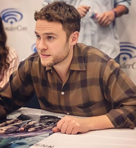 Iain De Caestecker Italy 🇮🇹 on Instagram: “📷 Wondercon, 2018 - - - #IainDeCaestecker #Actor #Scottish #ScottishActor #British #LeopoldFitz #LeoFitz #FitzSimmons #ElizabethHenstridge…” Mcu Oc, Leopold Fitz, Shield Cast, Fan Casting, Elizabeth Henstridge, Iain De Caestecker, Fitz And Simmons, Mako Mermaids, Marvel Cast