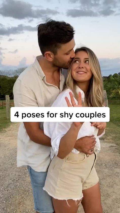 Shooting Photo Couple, Beach Poses Instagram Bikinis, Beach Poses Instagram, Poses By Yourself, Cute Engagement Photos, Couple Engagement Pictures, Beach Poses By Yourself, Engagement Pictures Poses, Shotting Photo