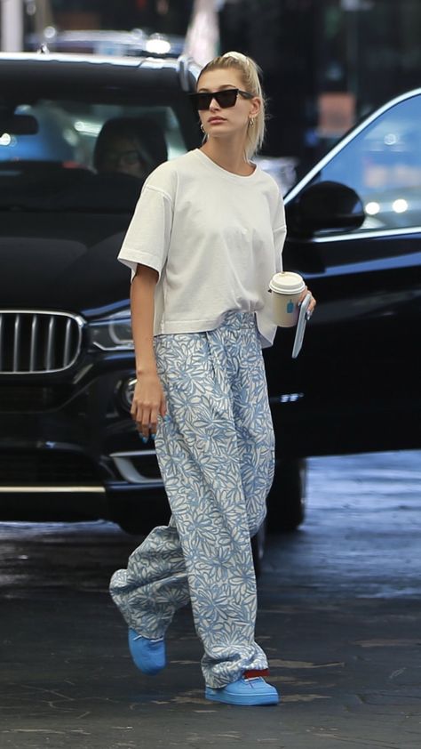 Hailey Baldwin Style Outfits, Hailey Baldwin Outfits, Baggy Tshirt, Hailey Baldwin Street Style, Hailey Baldwin Style, Models Off Duty Style, Mommy Outfits, Lazy Day Outfit, Pakistani Fashion Party Wear