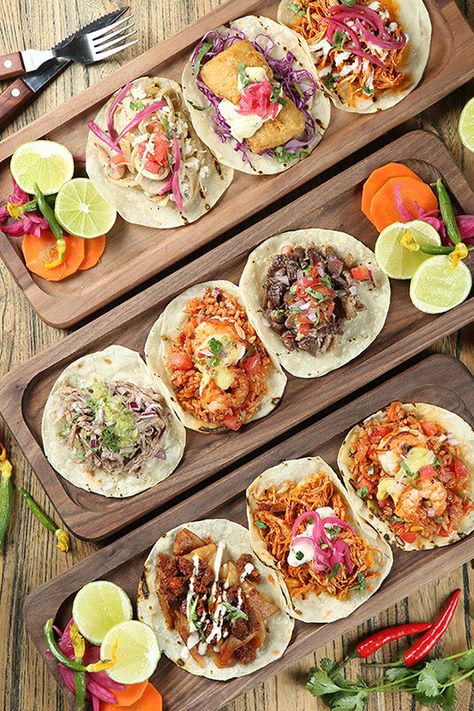 Mexican Food Presentation, Family Lunch Photography, Taco Presentation Ideas, Tex Mex Food Photography, Tacos Restaurant Design, Appetizing Food, Mexican Restaurant Design, Restaurant Plates, Tacos Mexicanos