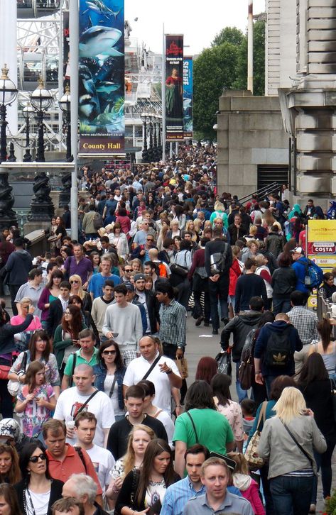 Crowd Photo, Crowded People, Crowd Reference, Crowd Of People Aesthetic, Crowds Of People, Crowded Place, Crowd Of People Photography, City Crowd, Crowd Walking