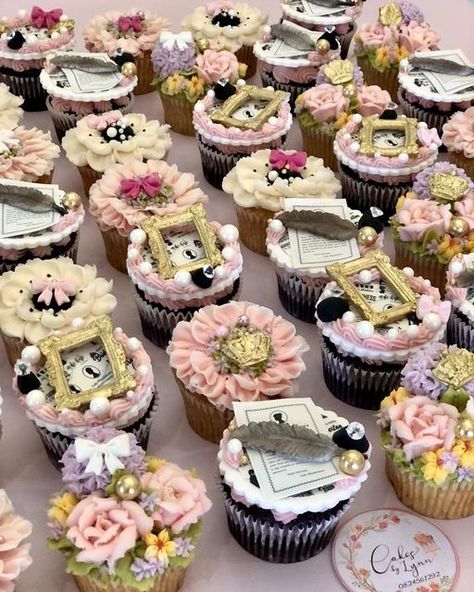 Bridgerton Inspired Desserts, Bridgerton Cupcake Ideas, Bridgerton Cake Pops, Diamond Of The Season Party, Bridgerton Dessert Table, Bridgerton Inspired Cake, Bridgerton Theme Cake, High Tea Themed Party, Bridgerton Cupcakes