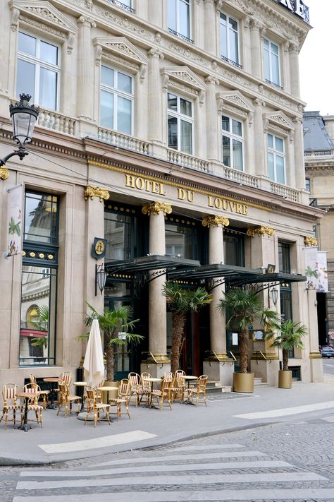 Paris Hotel Exterior, Hotel Du Louvre Paris, Fancy Restaurant Exterior Design, French Restaurant Exterior, Fancy Restaurant Exterior, Coquette Restaurant, Paris Cafe Aesthetic, France Cafe, Cafe In Paris